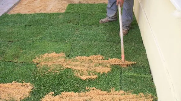 Extracción y colocación de tepes de césped
